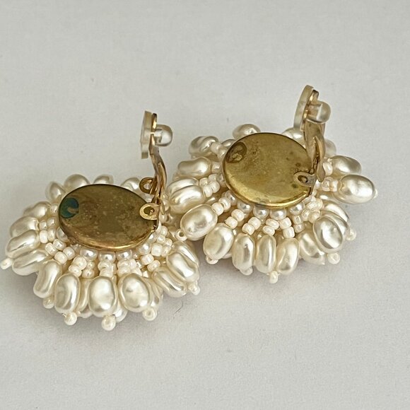 Vintage Faux White Pearl Clip On Earrings Beaded Cluster Gold Tone 70s Taiwan - Picture 9 of 11